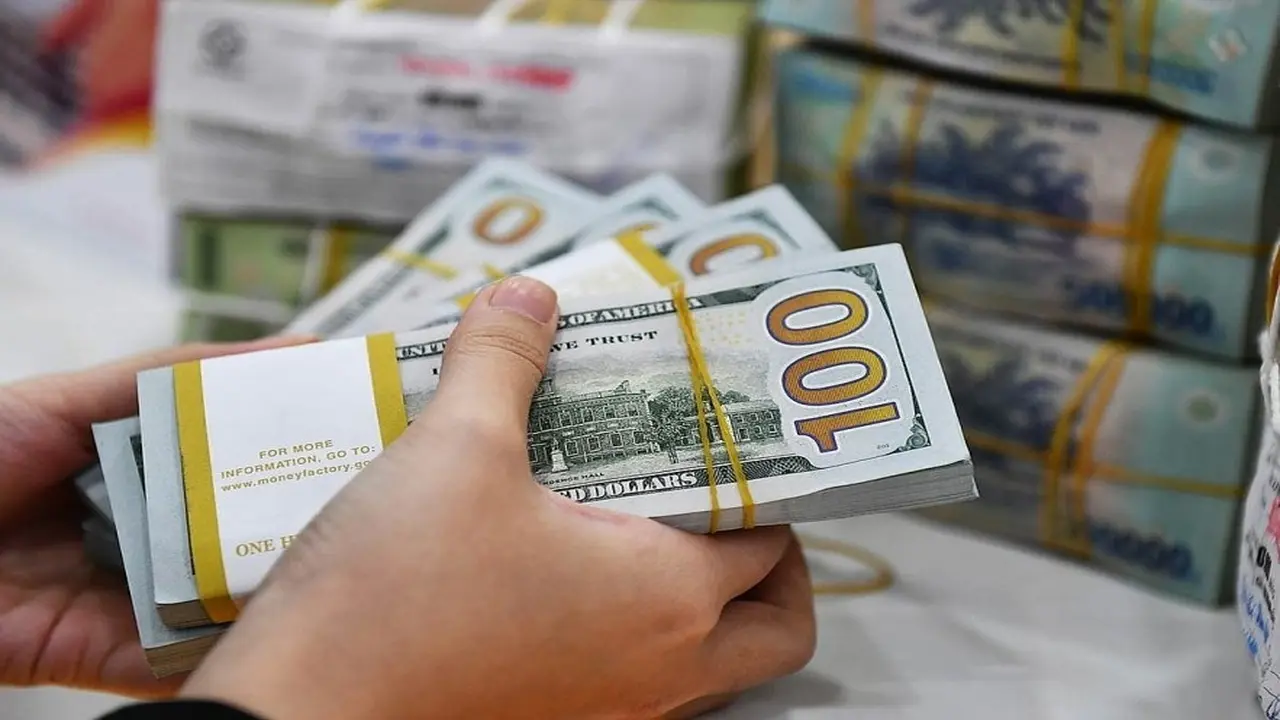 الدولار الأمريكي يتراجع وسط تطورات إنهاء الصراع بين الولايات المتحدة وإيران